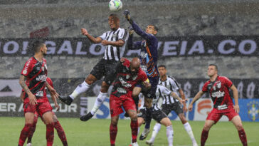 Lance de partida entre Athletico Paranaense e Atlético Mineiro no Mineirão, em Belo Horizonte