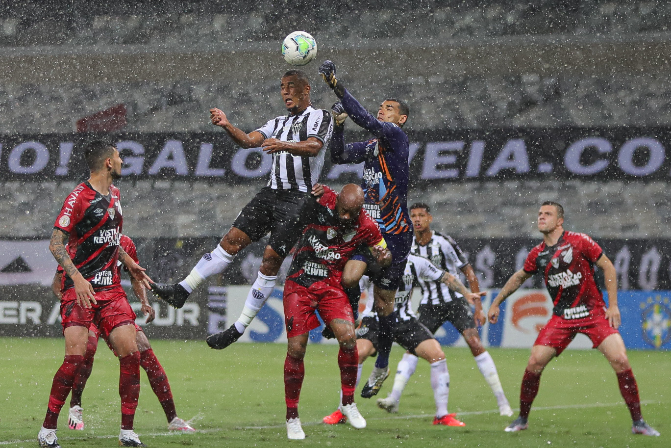 Lance de partida entre Athletico Paranaense e Atlético Mineiro no Mineirão, em Belo Horizonte