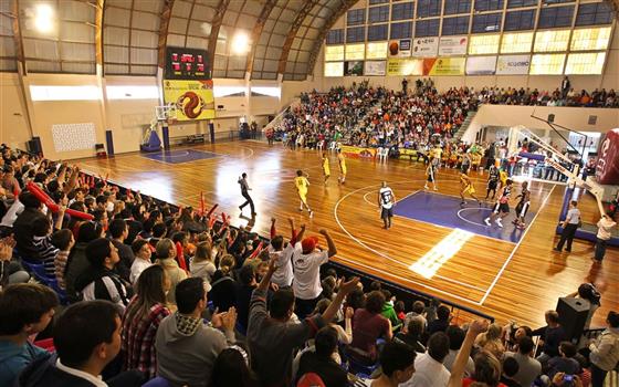 Foto panorâmica de partida de basquete no Ginásio Borell du Vernay, em Ponta Grossa