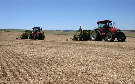 Tratores preparam a terra para o plantio de soja no Paraná