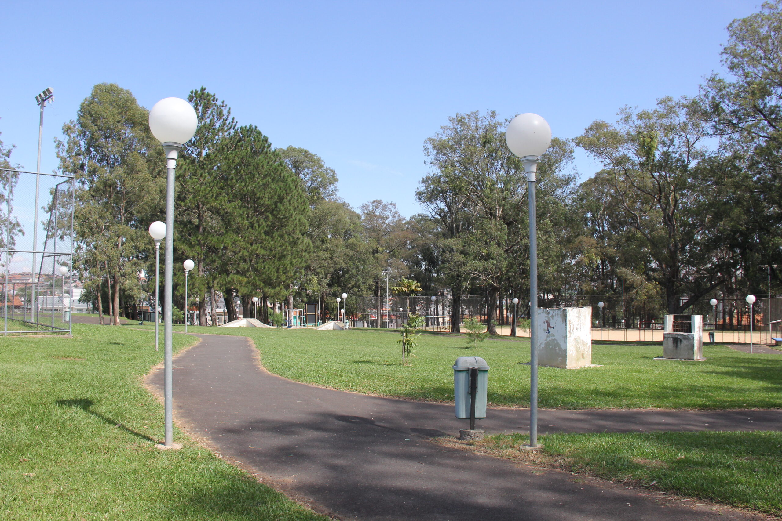 Foto de pista de caminhada no Parque Monteiro Lobato, no Bairro Jardim Carvalho, em Ponta Grossa