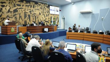 Sessão da Câmara de vereadores de Ponta Grossa debatendo programas de leis.