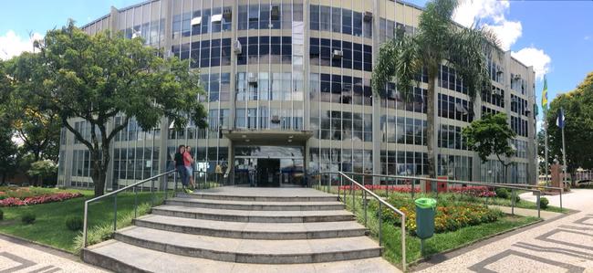 Foto da fachada da prefeitura de Ponta Grossa em um dia ensolarado