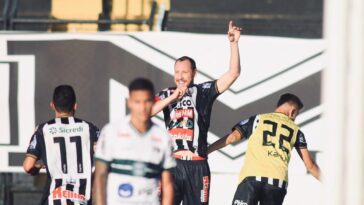 Schumacher do Operário comemora gol sobre o Coritiba