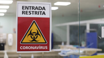 letreiro informando sobre entrada restrita por conta do coronavírus em hospital.