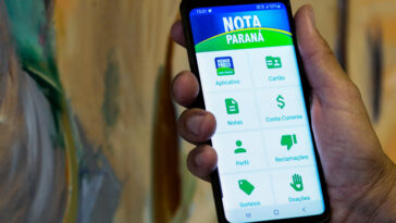 Celular com o programa Nota Paraná aberto