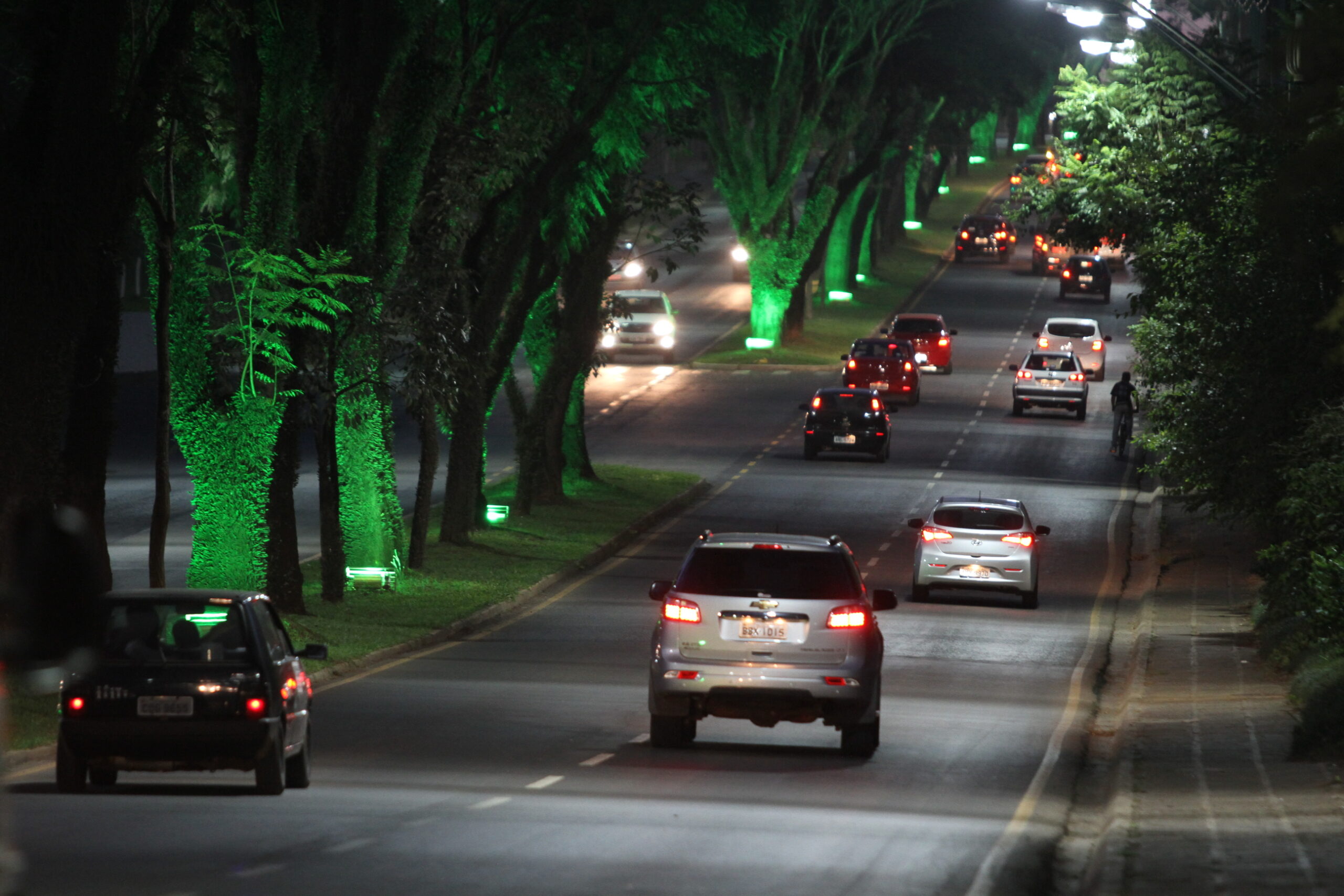 Foto noturna da Avenida Visconde de Mauá, no Bairro Oficinas, em Ponta Grossa