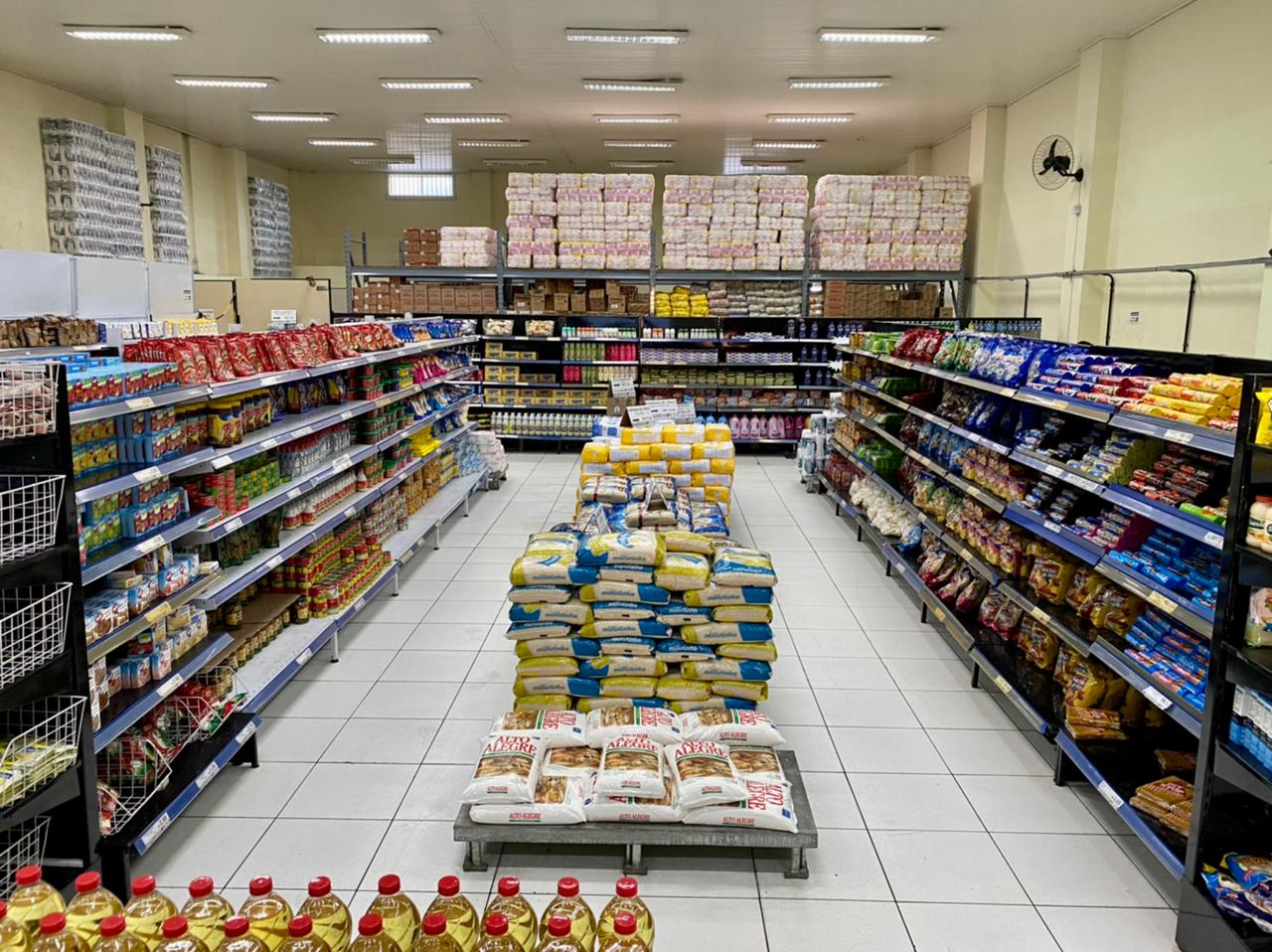 Foto de diversos produtos em prateleiras de supermercado no Mercado da Família de Ponta Grossa