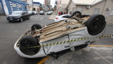 Foto de automóvel capotado em via pública no Centro de Ponta Grossa
