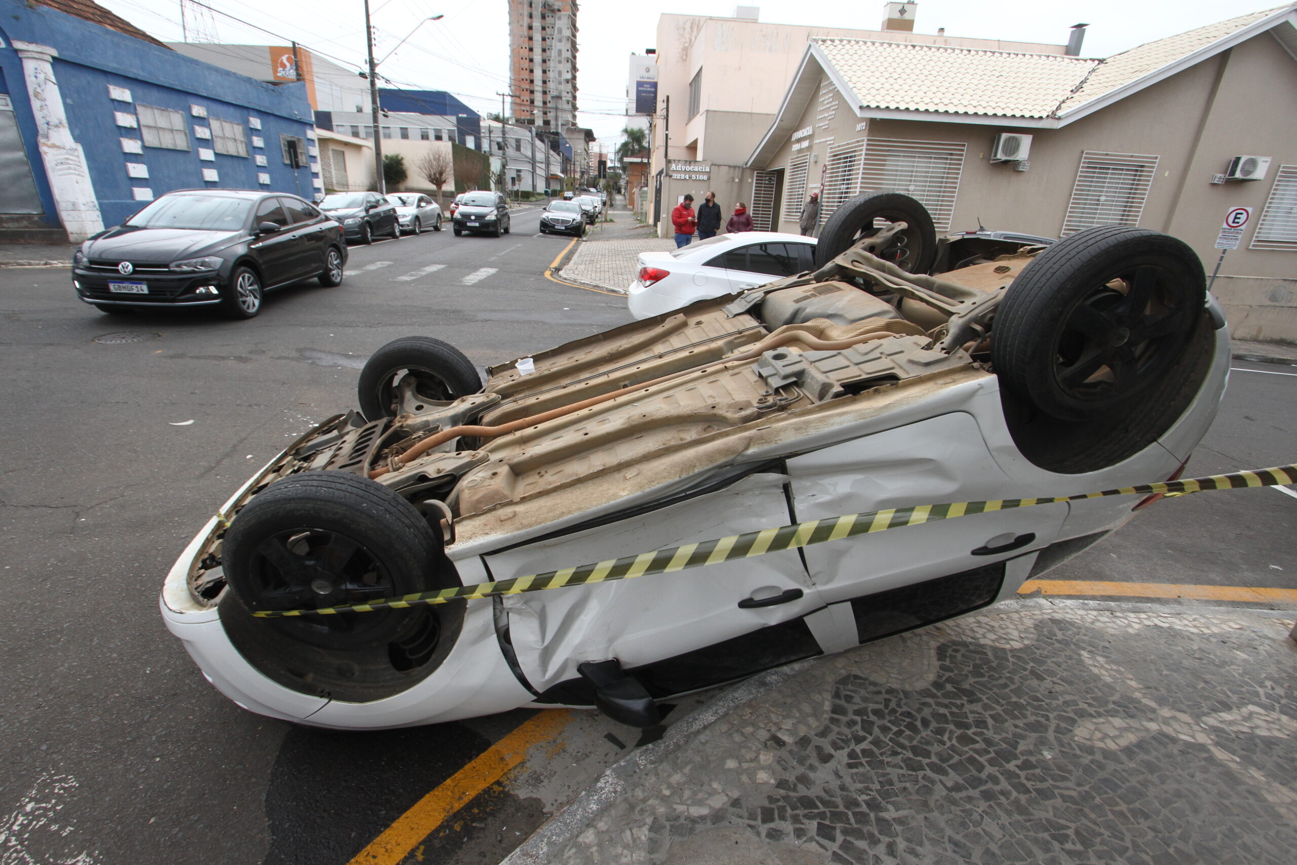 Foto de automóvel capotado em via pública no Centro de Ponta Grossa