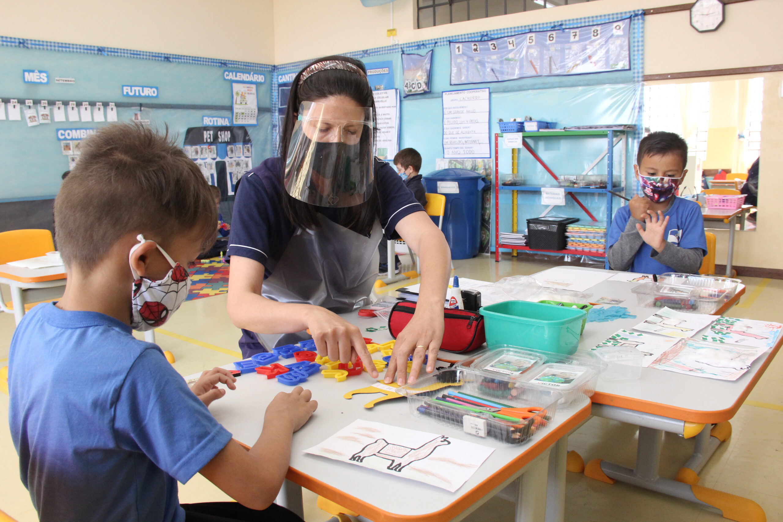 Aulas iniciam com 100% dos alunos em sala e cuidados contra a covid