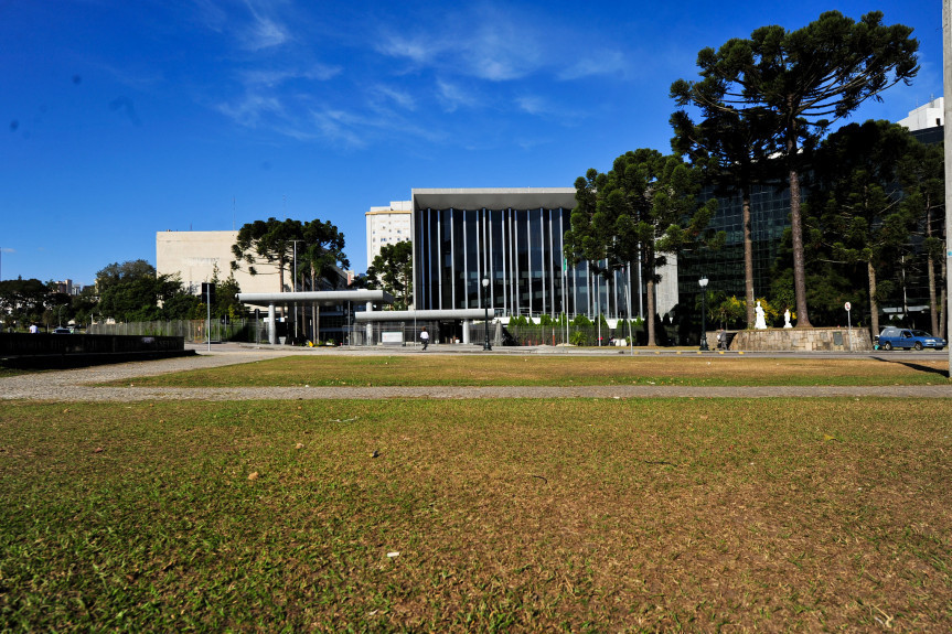 Foto da fachada da Assembleia Legislativa do Paraná