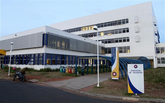Foto da fachada do Hospital Universitário Regional dos Campos Gerais, em Ponta Grossa