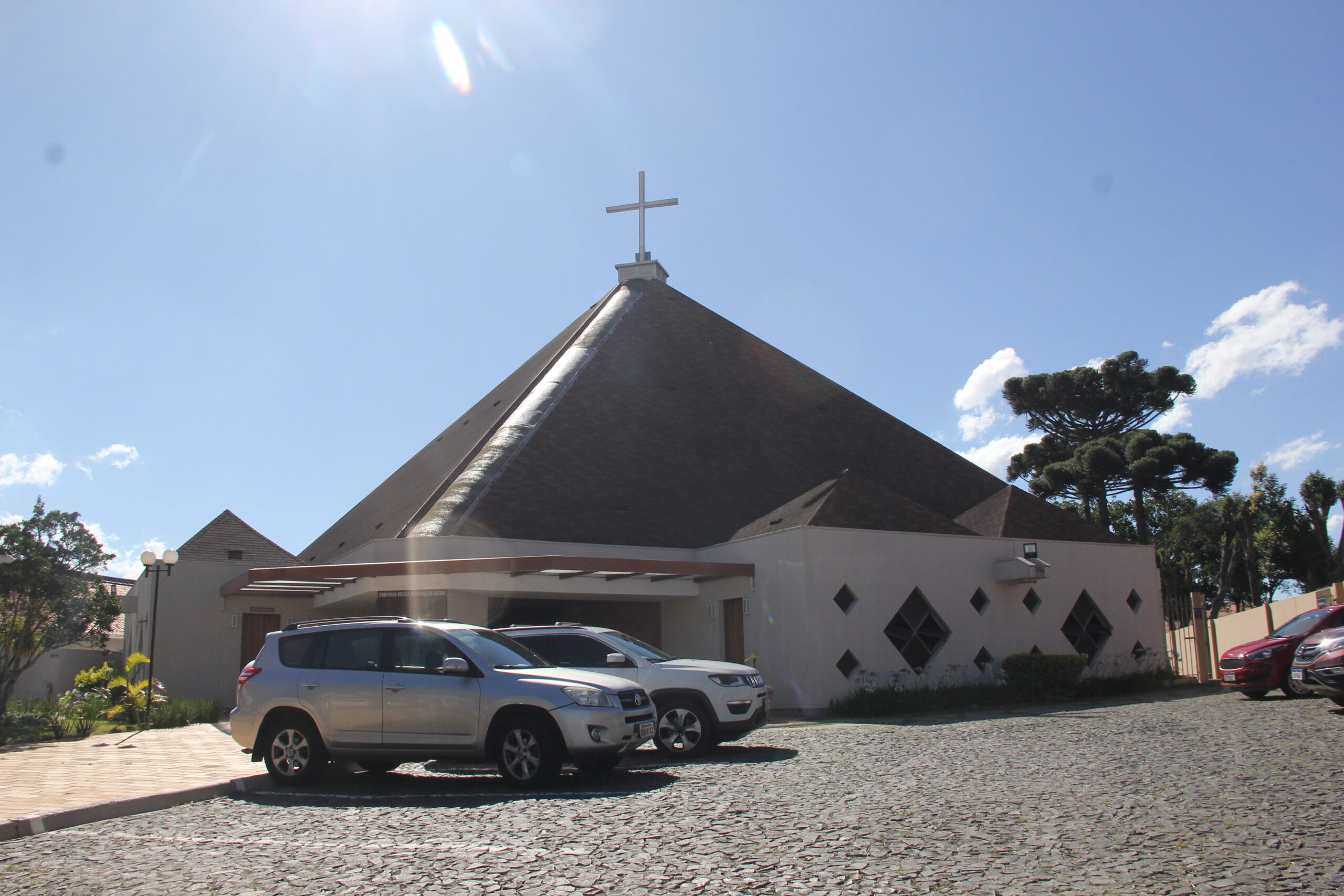 Foto da fachada da Igreja Nossa Senhora da Saúde, no Bairro Estrela, em Ponta Grossa