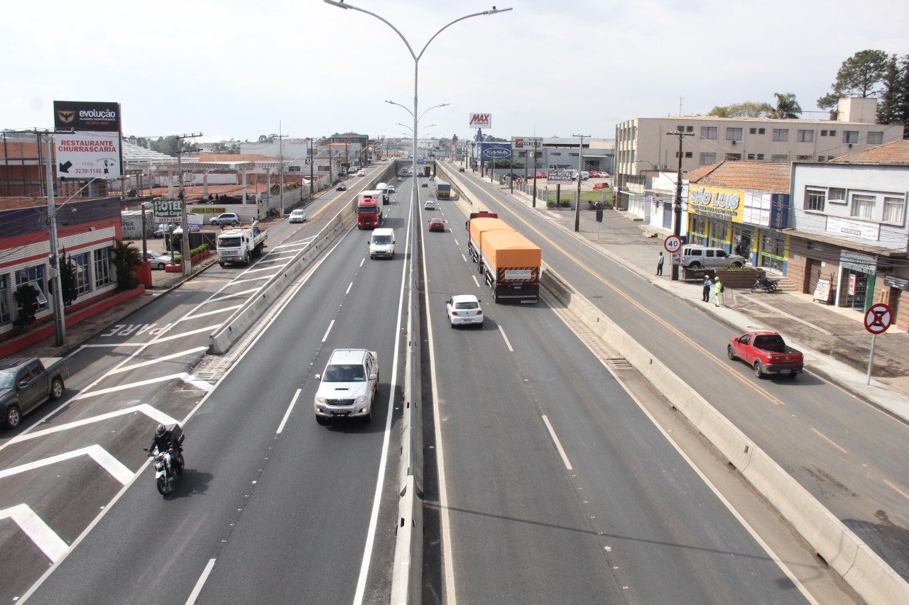 Foto da Avenida Souza Naves, no Bairro Chapada, em Ponta Grossa