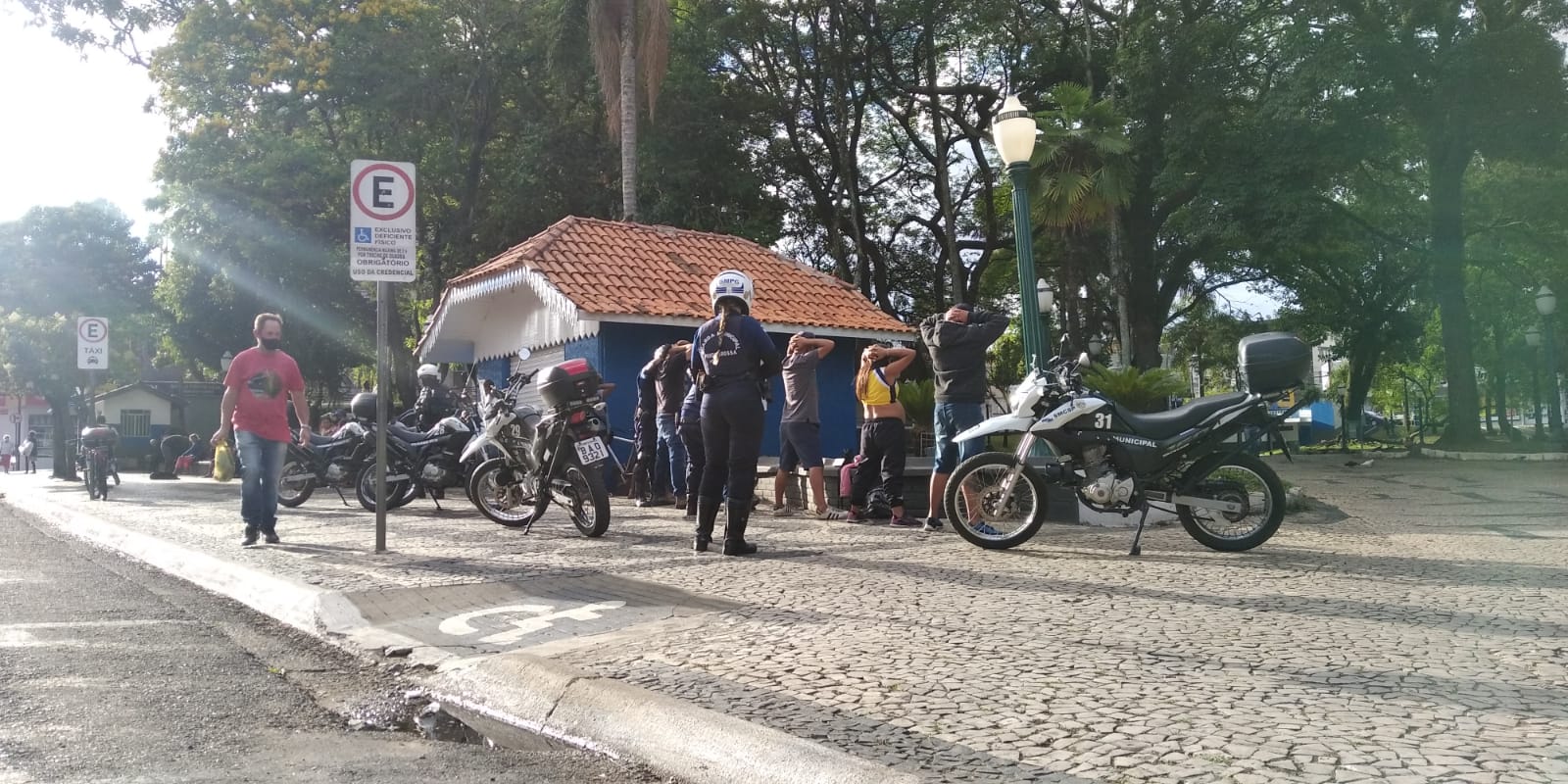 Guardas municipais de Ponta Grossa fazem abordagem na Praça Barão do Rio Branco no Centro