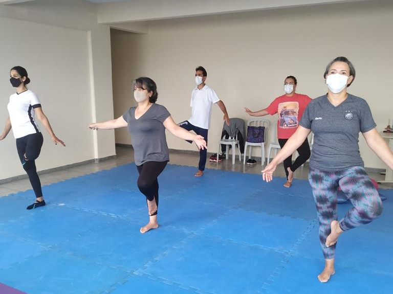Participantes do projeto realizam yoga em Ponta Grossa.