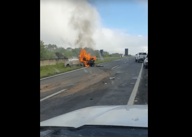 Carro pega fogo na PR-151 após acidente