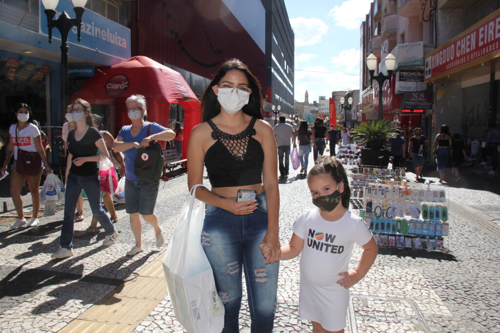 Foto de Gisele Roberta Duarte da Silva, ao lado da filha Ísis, no Calçadão da Rua Coronel Cláudio, em Ponta Grossa