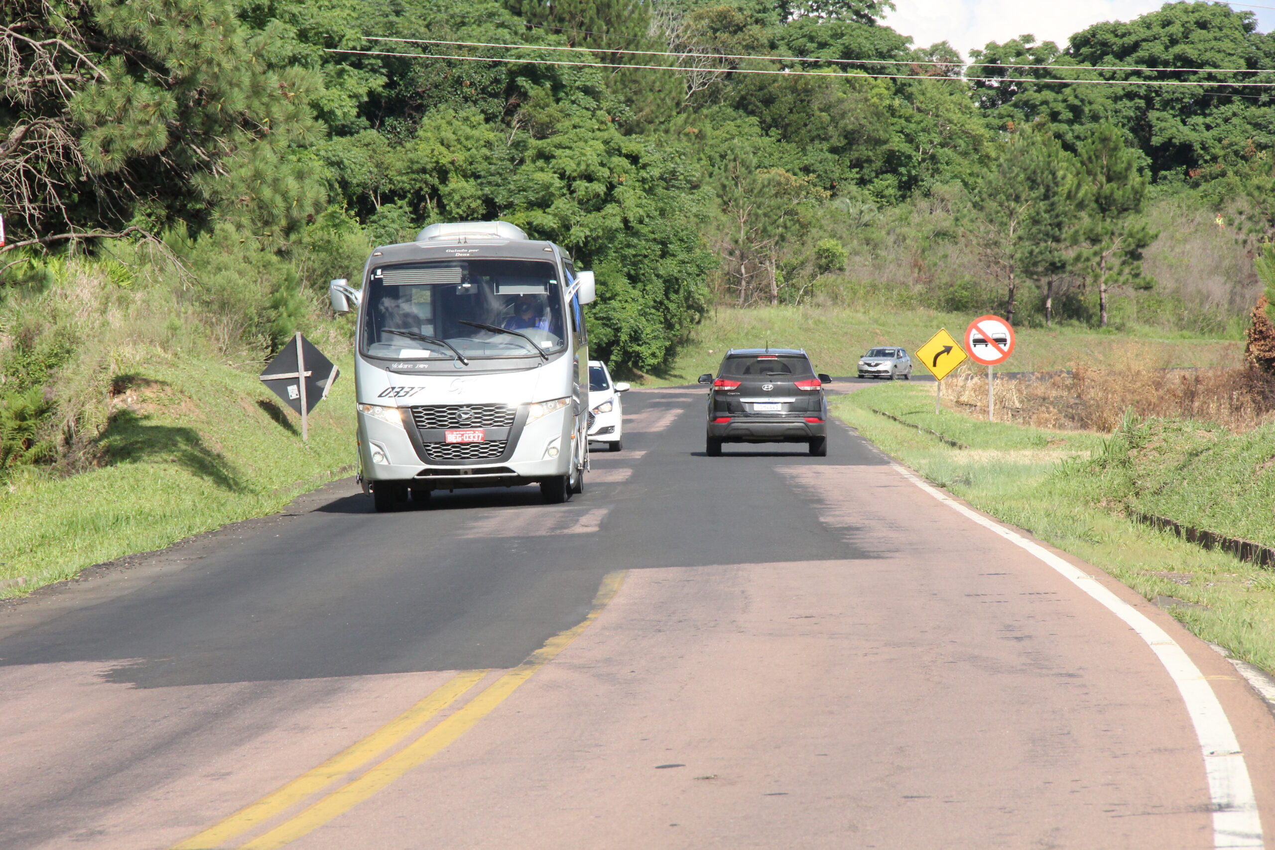 Foto de veículos em trecho com falta de sinalização horizontal, na rodovia PR-151, no acesso secundário de Ponta Grossa