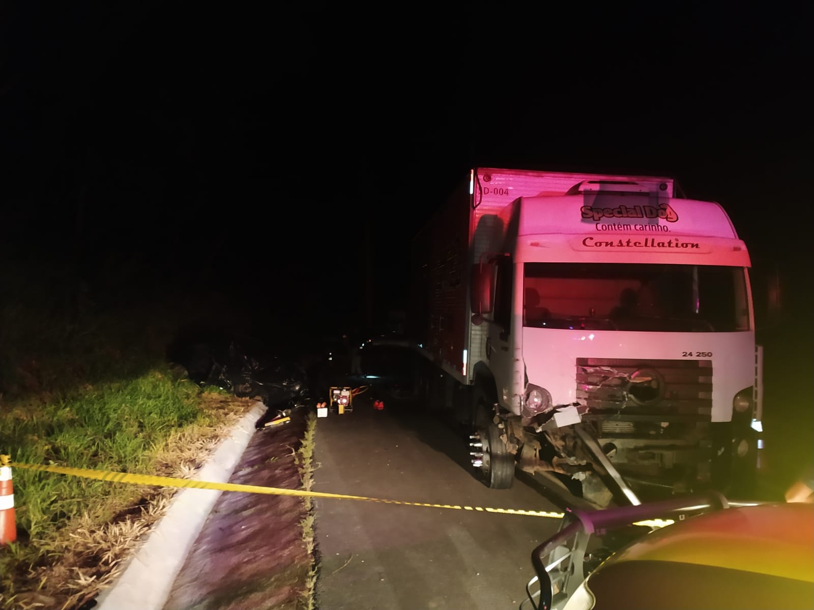 Caminhão e GM Celta bateram na Rodovia Transbrasiliana e quatro jovens morreram