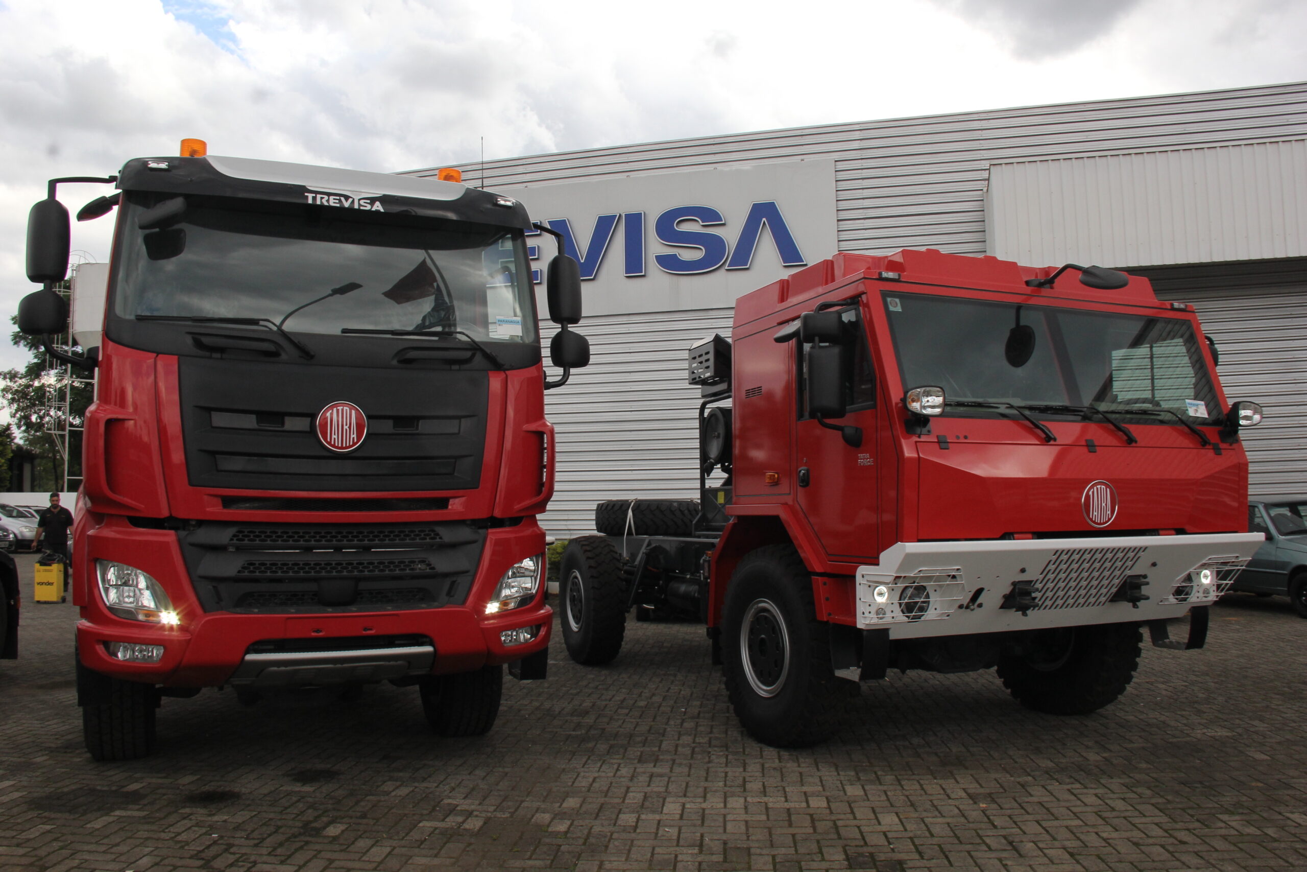 Foto de dois modelos de caminhões da Tatra Trucks que serão produzidos em Ponta grossa e estão em exposição na cidade