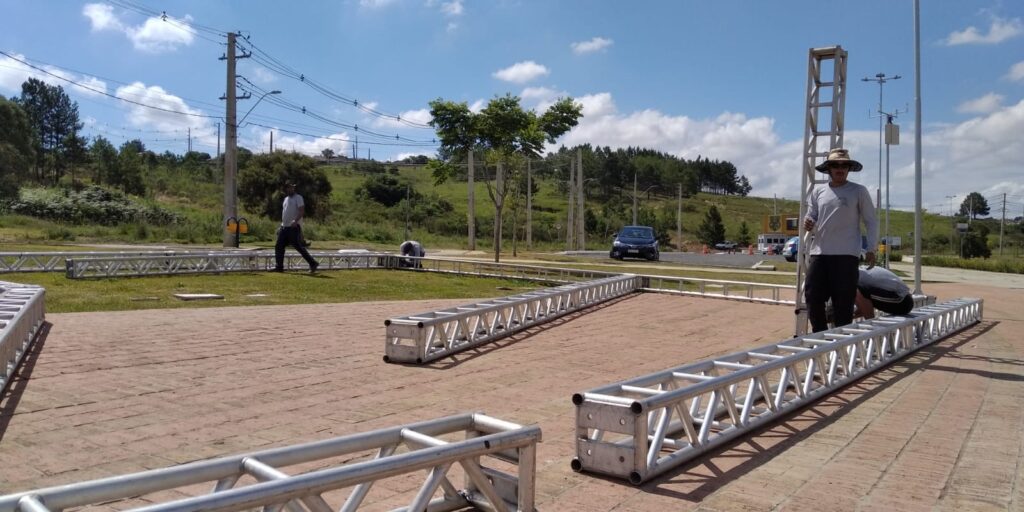 Foto de funcionários montando estrutura de barracão que irá receber enfeites de Natal no Parque de Olarias, em Ponta Grossa