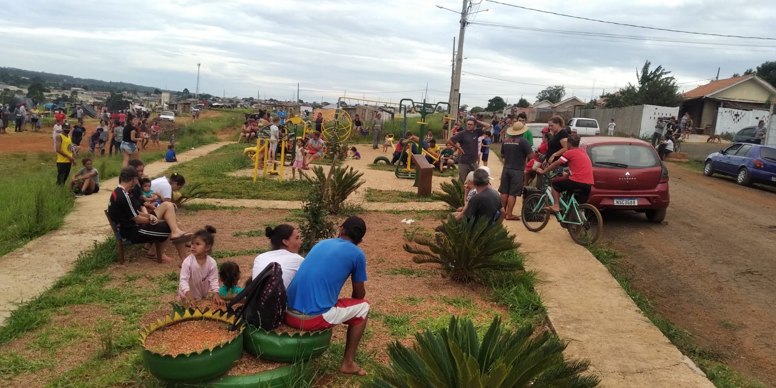 Foto de famílias acampadas em área do Parque das Andorinhas, em Ponta Grossa