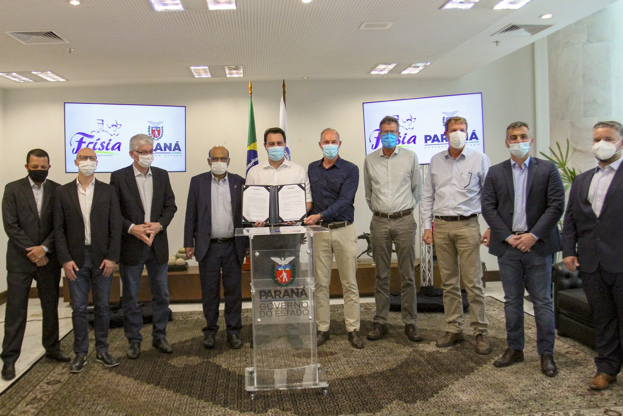 Foto da reunião entre o governador do Paraná e os presidentes das cooperativas da Unium