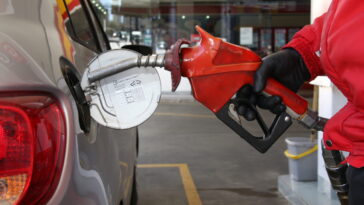 Foto de posto de combustíveis que ilustra o abastecimento de gasolina e etanol.