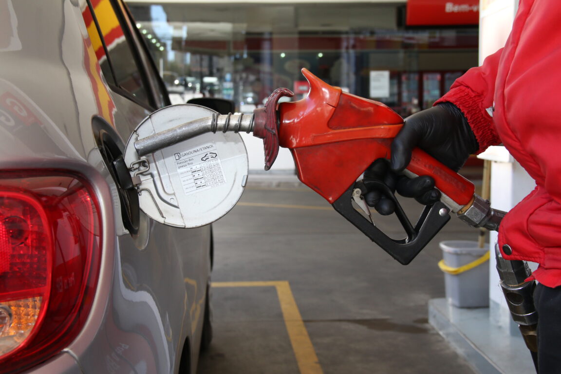 Foto de posto de combustíveis que ilustra o abastecimento de gasolina e etanol.