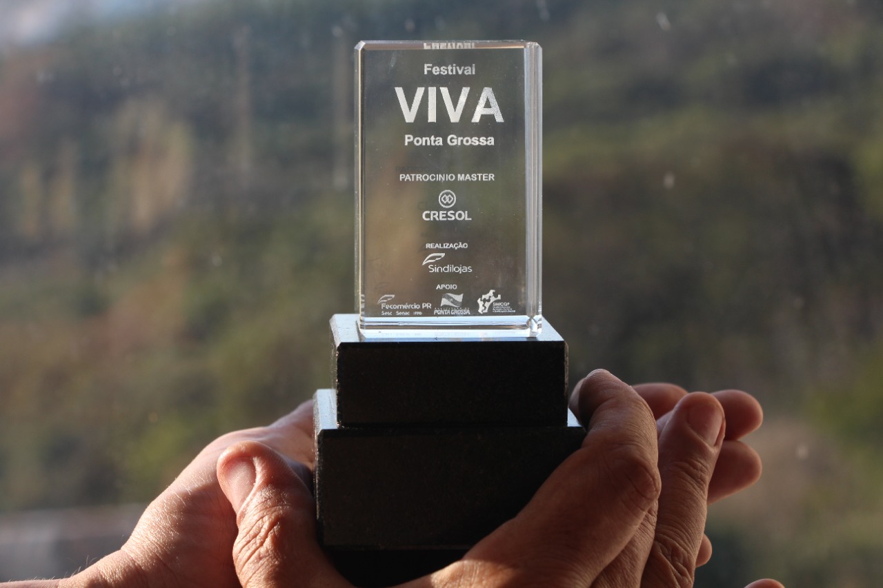 Foto do Troféu do Festival Viva, concurso de vitrines de Ponta Grossa