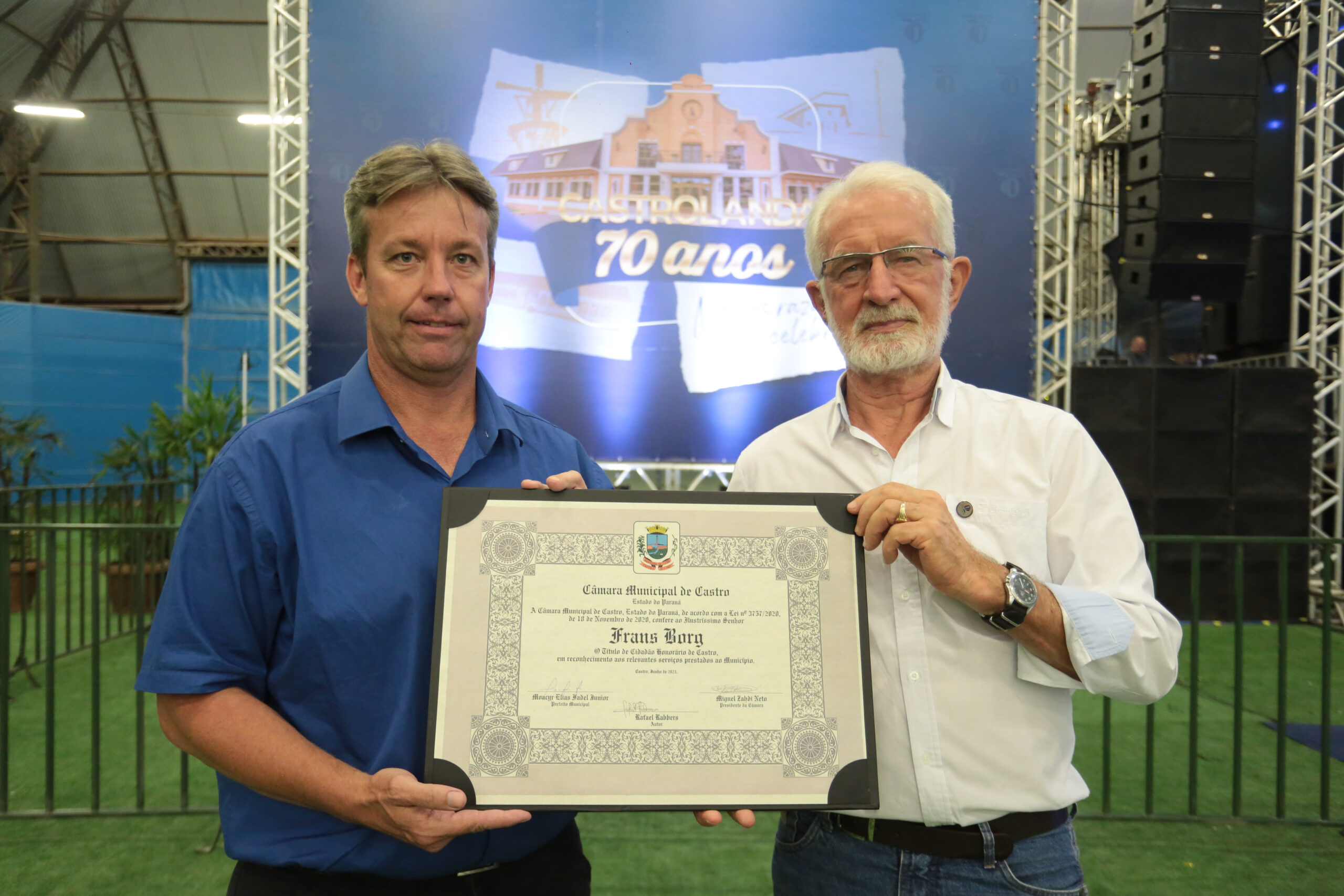 Frans Borg com placa de cidadão honorário de Castro em suas mãos.