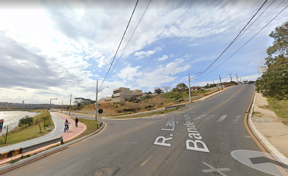 Imagem da rua na qual ocorreu acidente de ciclista, ao lado do Lago de Olarias