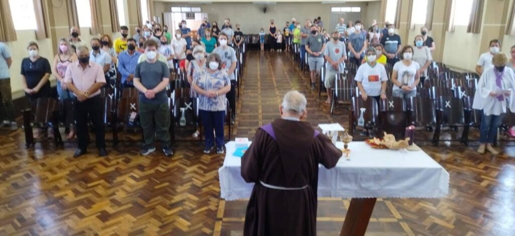 Foto de fiéis durante missa realizada por frei franciscano