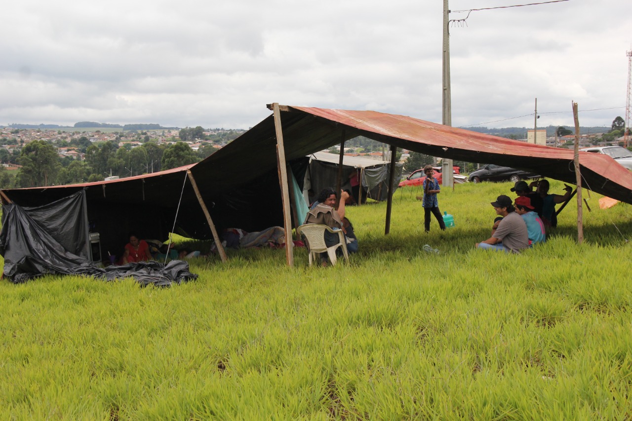 Barracas em ocupação em terreno público de Ponta Grossa.