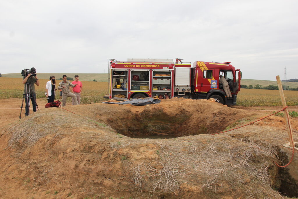 Corpo foi levado para a borda do poço com a ajuda do Corpo de Bombeiros. (Foto: José Aldinan)