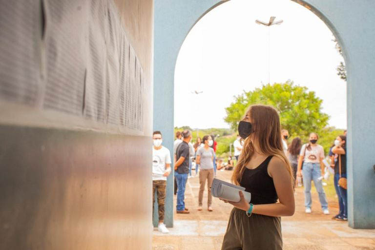 Estudante observa o ensalamento do PSS 2021 da UEPG.UEo PSS