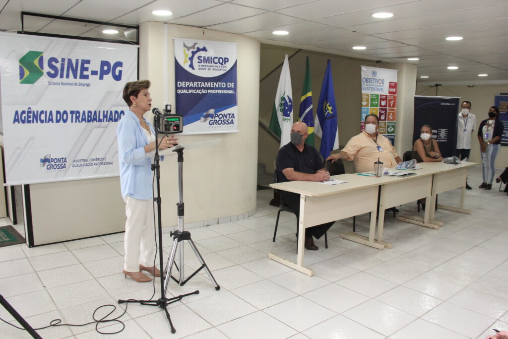Prefeita de Ponta Grossa, Elizabeth Schmidt discursa durante cerimônia de entrega do Selo ODS 2021, na Agência do Trabalhador. 