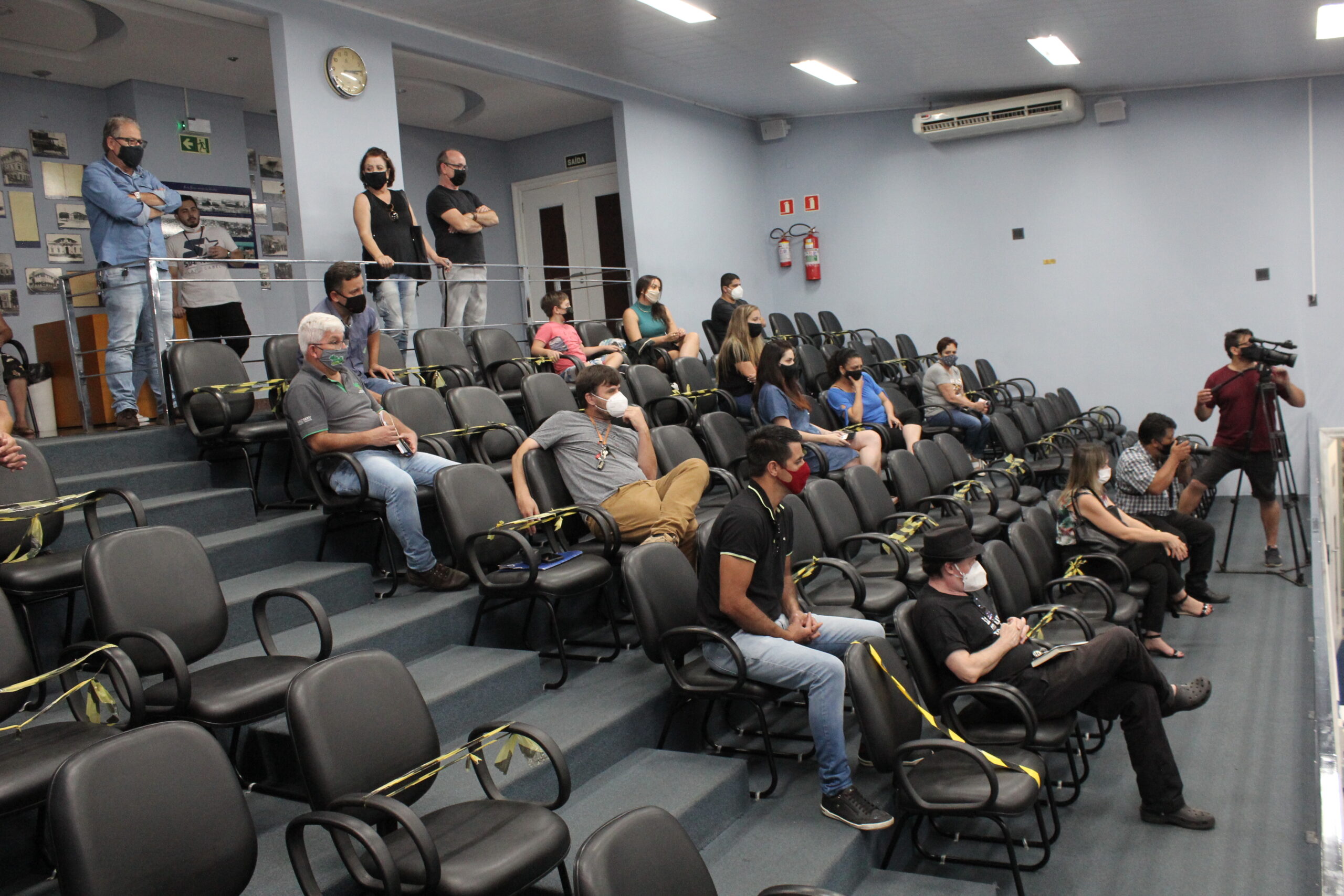 Foto da galeria da sessão da Câmara de Vereadores de Ponta Grossa com pessoas acompanhando a sessão