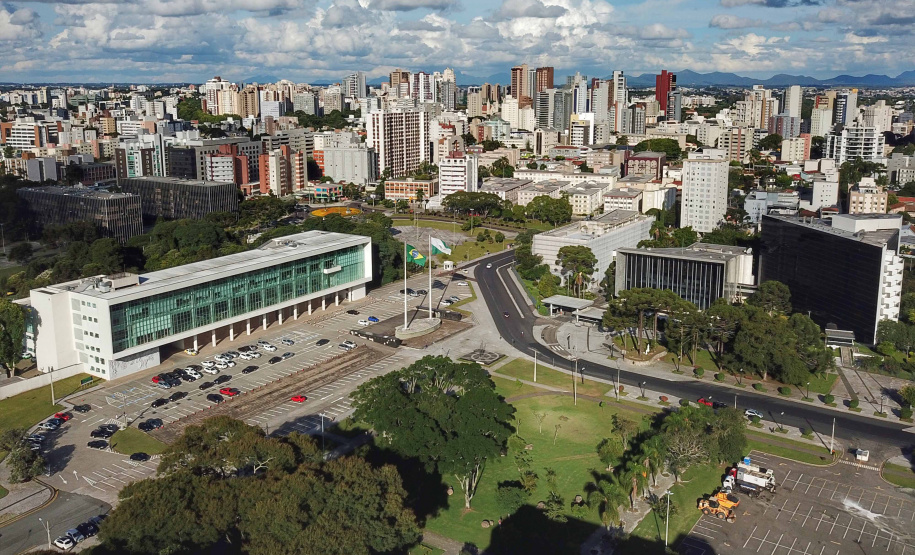 Foto aérea mostra Palácio Iguaçu, em Curitiba, ede do governo do Paraná