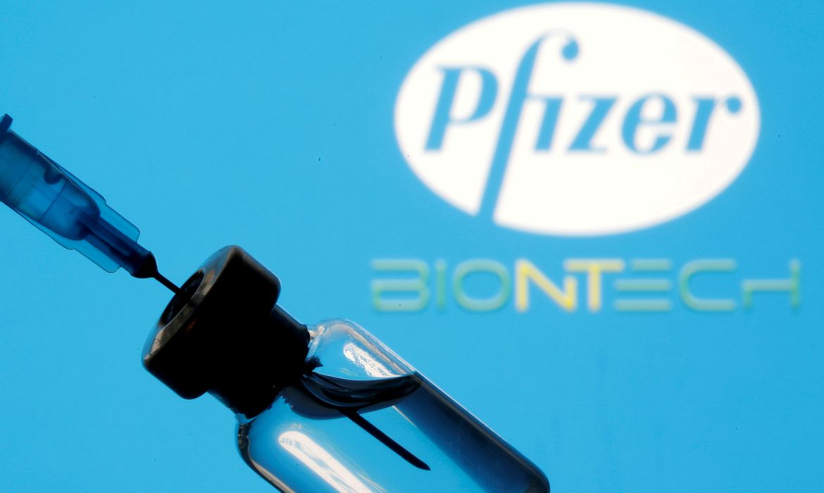 Ampola da vacina da Pfizer sendo aplicada.