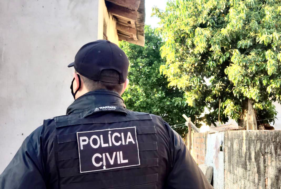 Foto de policial civil de costas