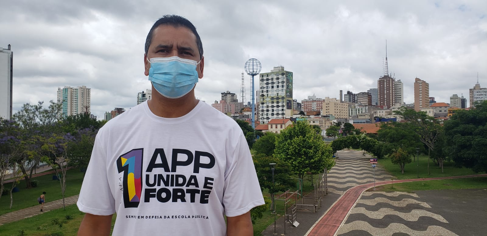 Professor Tércio com a camisa branca com a mensagem APP unida e forte.