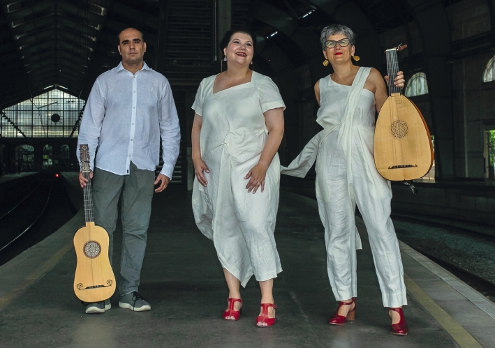 Foto de Roger Burmester, Marília Vargas e Silvana Scarinci, com seus instrumentos musicais