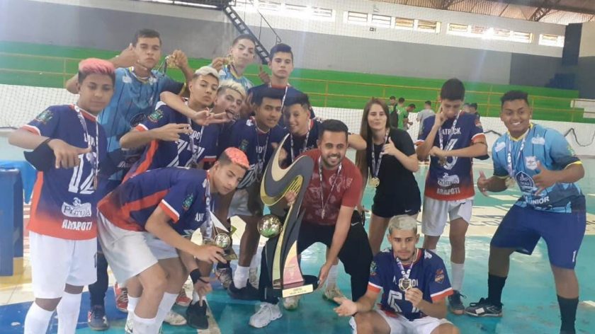 Time de futsal de Arapoti posa com o troféu da Taça Paraná Sub-16