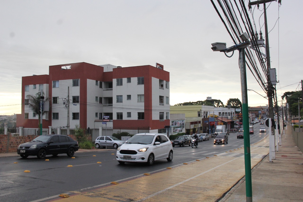 Trânsito em avenida de de Ponta Grossa com um novo radar.