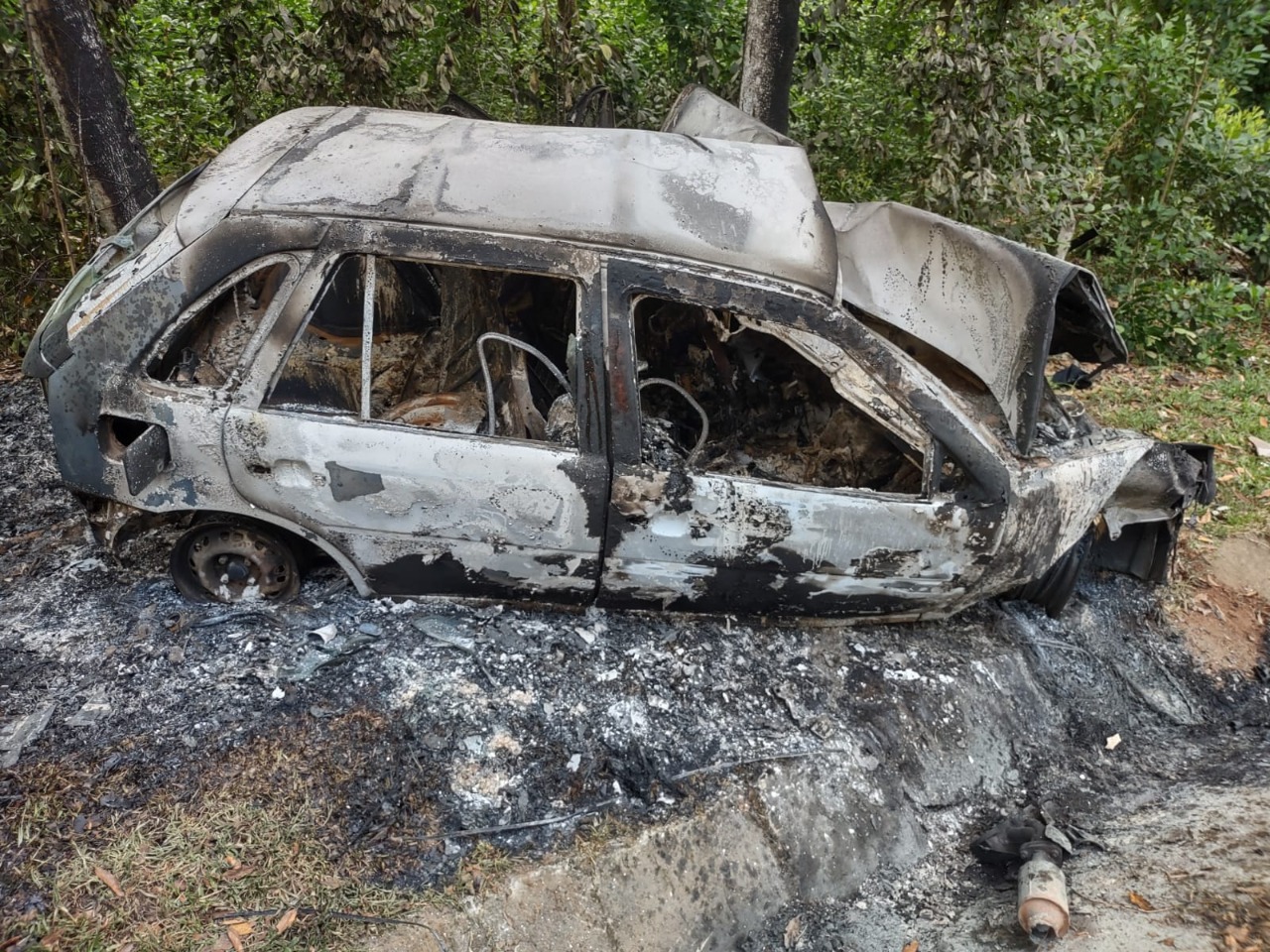 Jovens morrem carbonizados em acidente na PR-522