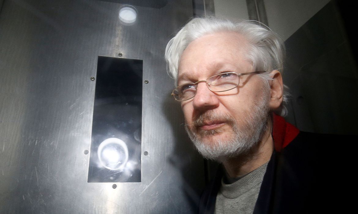 Julian Assange em um elevador.