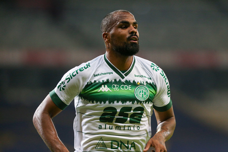 Zagueiro Thales jogando com a camisa do Guarani